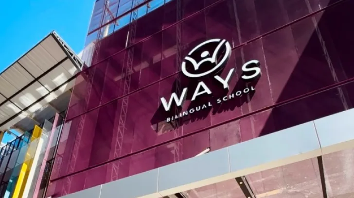 Fachada da Ways Santana, em ameixa, com o logo da escola