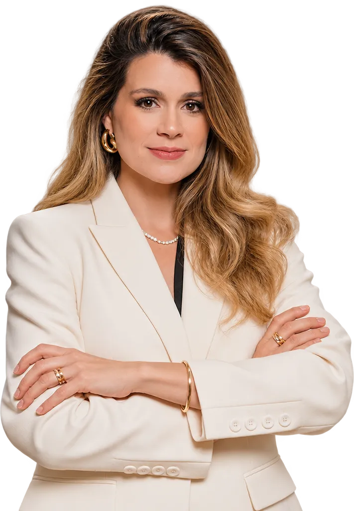 Nanda Perim de blazer creme e braços cruzados